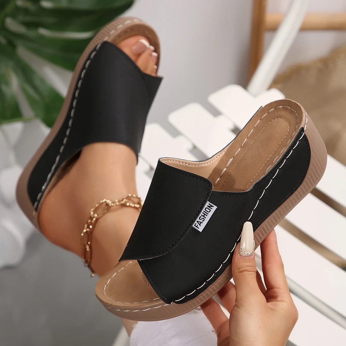 pantoufle compensée pour femme couleur noir